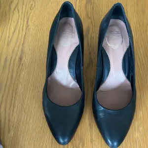 Använda jättesköna novita pumps 40”