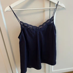 Satinlinne - Jättefint marinblått satinlinne med spets upptill! Storlek XS!  