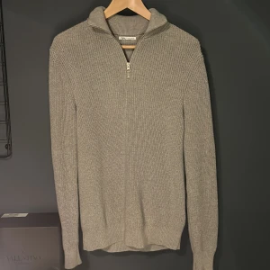 Zara Half Zipp tröja - Säljer nu min Zara half zipp då den inte kommer till så mycket användning: Skick 10/10 🔥🔥och priset är självklart inte hugget i sten så kom med förslag🙏🤝