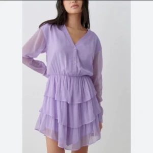 Lila klänning  - Lila klänning från Gina tricot i storlek M. Aldrig använd med prislappar på, säljes då den blivit för liten. Köpt för ca 500-600kr