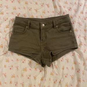 Säljer dessa militärgröna shorts från h&m då de int passar mig längre 💘perfekt skick och super snygga