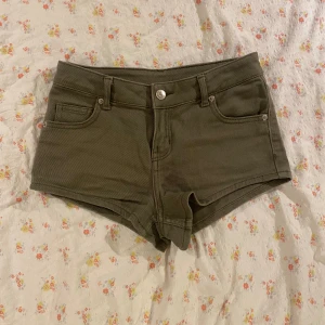 Lowwaist shorts - Säljer dessa militärgröna shorts från h&m då de int passar mig längre 💘perfekt skick och super snygga