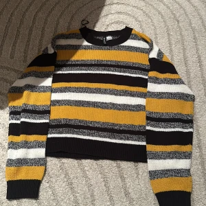 Stickad randig tröja  - En stickad tröja, från hm, använd ett fåtal gånger, användes senast för några år sedan. Och som nu inte kommer till användning. 