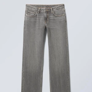 Weekday arrow low straight jeans  - Jeans i fint skick, knappt använda. Säljes då dom blivit för små. Skriv för fler bilder. 
