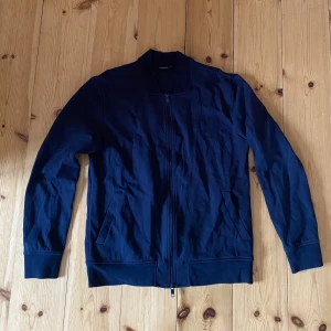J.Lindeberg tröja  - Bra skick, står storlek L men passar runt  M/L skulle jag säga 
