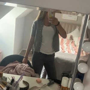 Kofta💘 - Säljer denna gråa kofta från zara i storlek S. Inte så använd och ser ut som ny. Kom privat för fler frågor, funderingar eller bilder. Nypris 400