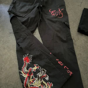 Ed hardy byxor - Har inte använd dem på skit länge, deme smutsiga nu som ni kan se😅😅 köpt från plick för 900 men dem är nog från beyond retro säljer bra pris för den! 