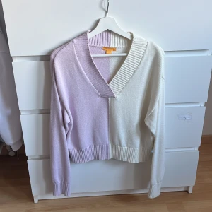 Tvåfärgad tröja - Tröja från Ginatricot som passar bra till sommaren. Använd fåtal gånger, finns inga tecken på användning alls.  Hör av er vid frågor och prisförslag