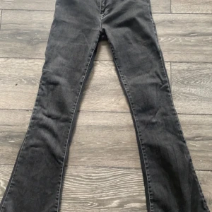 Low waist jeans - Low waist flare jeans från bikbok i storlek XS🌟