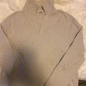 Beige tröja  - Fin tröja från East west, köpt på brothers för 599 säljer då den blivit för liten. Använd ett år gånger skick 8/10 