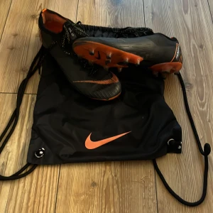 Nike mercurial - Nike mercurial konstgräsdobbar  Storlek: 42,5  Skick: 6/10 Går att diskutera paketpris om det även finns intresse för andra annonser jag har ute!!💸