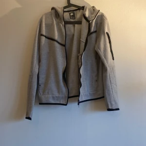 Nike tech - En nike tech som köptes ett år sen använde flera gånger men inga skador eller defekter säljer pga passar inte mig passar någon som har storlek M eller S säljer för 500kr men kan också byta mot en som är i storlek Xs