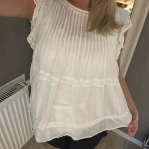 Vit blus - Säljer denna vita blusen ifrån Lindex eftersom den inte används längre.  Hör gärna av dig vid frågor