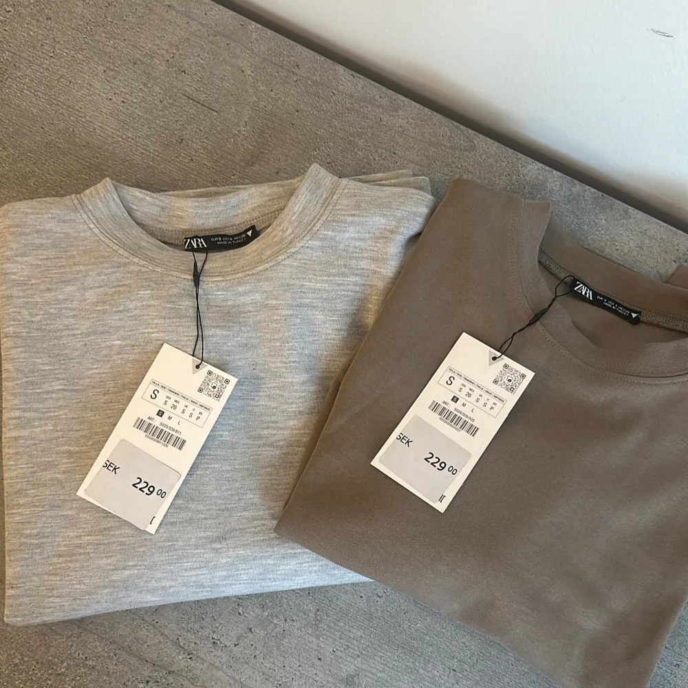 Tyvärr för stora för mig. Axelvaddar finns men går att klippa bort, tjockare material än en vanlig T-shirt 120kr/st om man ej vill köpa båda i paketpris för 200kr. Hör av er för fler bilder/info!  ‼️ Kommer ej markera såld en av färgerna säljs. ‼️. T-shirts.