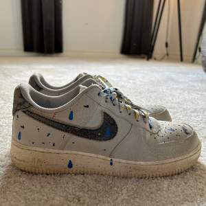 Säljer nu min sko kollektion! Dessa Nike air force 1 i denna sällsynta färg! Köpt nya för cirka 2500kr. Dom är sparsamt använda men har mycket kvar att ge! Hör av er vid frågor! Vid köp får du välja ett valfritt plagg som följer med gratis! ( In