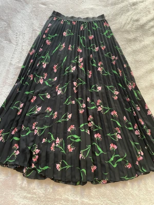 Långkjol  - Säljer denna kjol perfekt för sommar❤️❤️ Köpte något år sedan för ca 300kr, och har använt typ 3 ggr😭