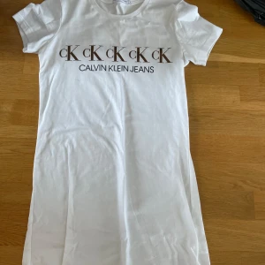 Calvin Klein klänning  - Endast använd en gång så i nyskick. Passar Xs-S. 