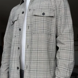 Skjorta - Rutig skjorta har använts som over-shirt och vårjacka. Bara skriv om det finns funderingar eller om fler bilder behövs.