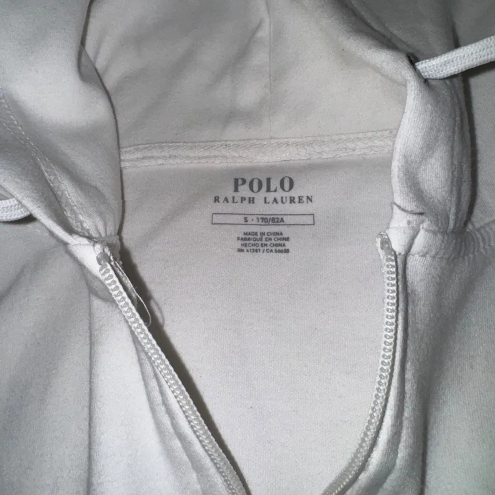 Ralph Lauren Polo tracksuit, zip tröjan storlek S och byxan storlek M. Passar perfekt för de personer som är långa och smala som mig. Fick den som present och använder inte längre. Har använts 3-4 gånger. Hoodies.