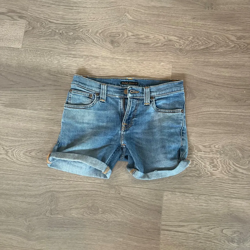 hej, jag säljer dessa jätte fina shorts från nudie jeans! dom är använda 1 gång knappt de😭dom är i toppen skick👌👌det står ingen storlek men jag skulle säga xs!!. Shorts.