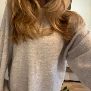 Stickad tröja - 🤎💙 Finns i beige och mörklblå (100kr styck eller 190 för båda 💞)