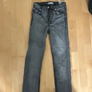 Jeans med slits från zara i medelhög midja. Säljer pga de inte kommer till användning