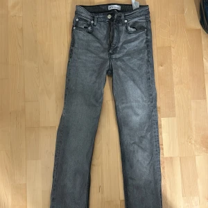 Jeans - Jeans med slits från zara i medelhög midja. Säljer pga de inte kommer till användning