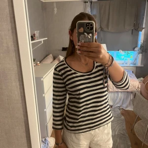 Suuuper fin randig tröja - Jätte fin trekvartsärmad tröja! Köpt secondhand men säljer då den aldrig kommer till användning!