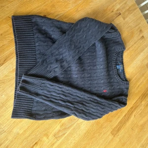 Polo Ralph Lauren tröja - Polo Ralph Lauren tröja i ok skick. Märks att den är använd. Den är i stl. L/ 14-16 years. Mörkblå färg