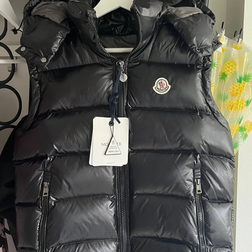 Hej säljer nu min Moncler väst med luva (går att ta bort). Materialet är tjockt med mycket bra kvalitet, alla taggar och nfc scans fungerar som de ska. Påse och allt ni ser medföljer samt lappar. Skriv gärna om ni har några frågor eller funderingar😊🙏. Jackor.