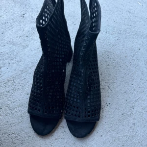 Klackskor - Svarta klackskor med hål design