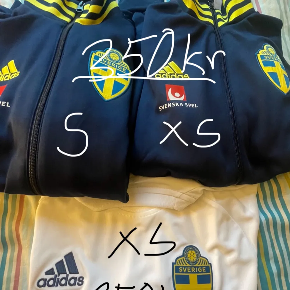 Helt nya Sverige tröjor för bra pris!🙌 Den vita t-shirten för 250kr och den blåa för 450kr! Finns både xs och s på de blåa tjocktröjorna. Alla tre för 600kr🇸🇪. Sportswear.