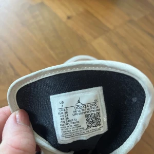 Nike Jordan - Bra skick, någon fläck fram på tån.  Stl 38