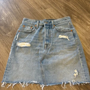 Levis kjol  - Levis kjol, använd 1 gång. Storlek 25