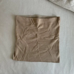 Djerf Avenue Tube Top Toffee - Jätteskön tub topp från Djerf Avenue i färgen Toffee. Aldrig använd. Fler bilder: https://djerfavenue.com/sv-se/tube-top-toffee/