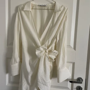 Vit klänning  - Sommarklänning som är knappt använd.