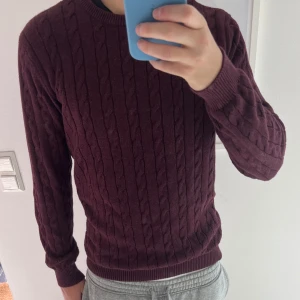 John Henric kabelstickad tröja  - Lite stor för mig då ja hade velat ha S. Men frf väldigt snygg inte använd mer än 5 gånger.