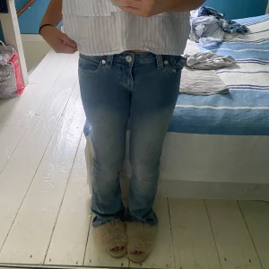 True Religion Jeans  - Säljer mina jättefina True Religion Jeans i  superbra skick som nästan aldrig använts 😍Passar superbra men är lite långa för mig som är 166, tror de skulle passa XS-M 💋Köptes nya för ca 1300, PRIS KAN DISKUTERAS ‼️‼️