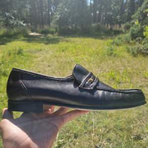 Säljer dessa eleganta Bruno Magli-skor 👞, perfekta för både formella tillfällen och vardagsbruk. Ursprungligt pris var cirka 5000 kr, men jag erbjuder dem nu för endast 500 kr. Snabb affär kan leda till ytterligare prutning! 💼✨