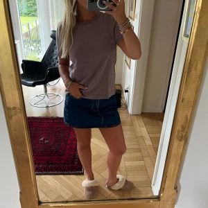 Zara t-shirt - T-shirt från Zara. Så cool färg och den har en ”urtvättad” färg. 