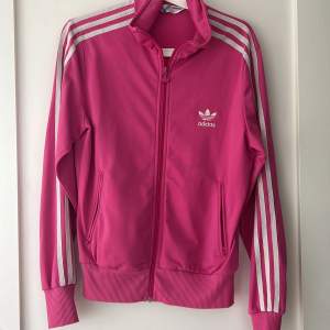 En adidas ”jacka” från 2000 talet som jag och min syster haft. Väldigt bra nyskick och tvättad. Dock tappat lite färg på dragkedjan som är rosa, men inte märkvärdigt.