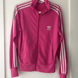 VINTAGE Y2K ADIDAS  - En adidas ”jacka” från 2000 talet som jag och min syster haft. Väldigt bra nyskick och tvättad. Dock tappat lite färg på dragkedjan som är rosa, men inte märkvärdigt.