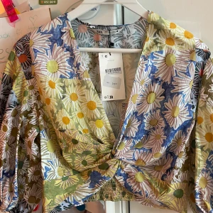 Oanvänd top från zara  - Oanvänd , prislappen kvar.  Har en annons ute med tillhörande kjol, om man önskar köpa så det blir ett set.