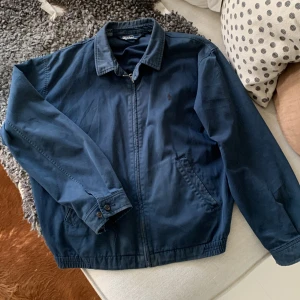Ralph lauren harrington jacka - Polo Ralph lauren harrington jacka i storlek XL passar typ som en boxy L  Vintagemodell som tyvärr är ganska dyr. Köpt i London.