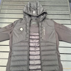 SAIL RACING JACKA!! Säljes för 900 kr (original pris - 3500kr) - Jackan är i ny skick och har bara används under ett par veckor. Jackan är i storlek S och är en perfekt jacka för både våren och hösten!!   Jackan säljes för 1000 kr (Orginal pris - 3500kr) pris kan diskuteras!!!