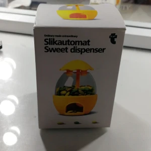 Godis automat - En godisautomat som inte längre finns kvar. Påsk aktig!  Väldigt rolig!  