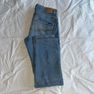 Nudie Jeans - Nudie Jeans i storlek W31 L34 men uppsydda i butik till W31 L33.