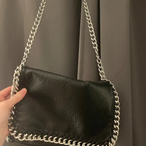 Tiamo väska  - Fin tiamo väska , väl använd men inget som synd på utsidan. Smutsig på insidan och ena knappen har släppt lite 