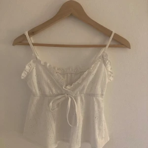 Sommartopp - Jättegullig sommartopp från shein i nyskick! Säljer då för att den inte har kommit till andvändning tyvärr. I storlek s men passar även xs-s!😻