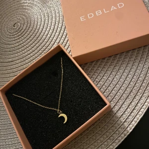 Edblad halsband😻 - Jättefint halsband ifrån Edblad. Inte tappat färgen. 